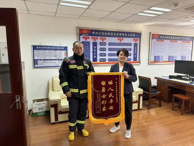 架断裂他们携手化险为夷K8凯发险！高空晾衣(图1)