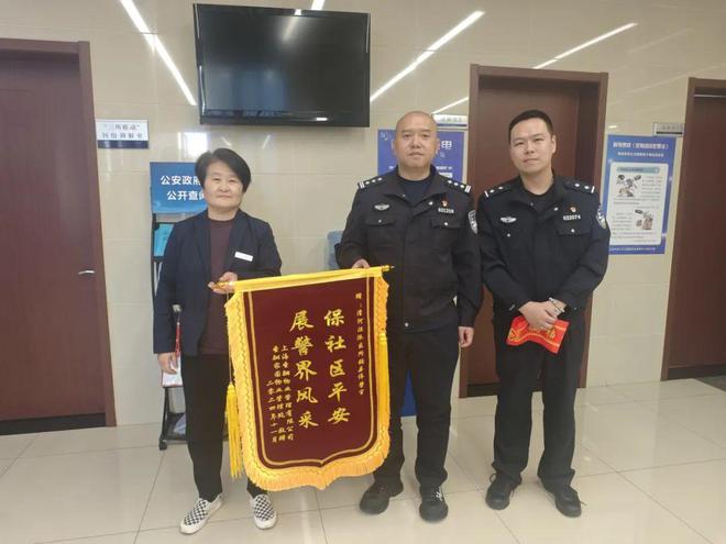 架断裂他们携手化险为夷K8凯发险！高空晾衣(图4)