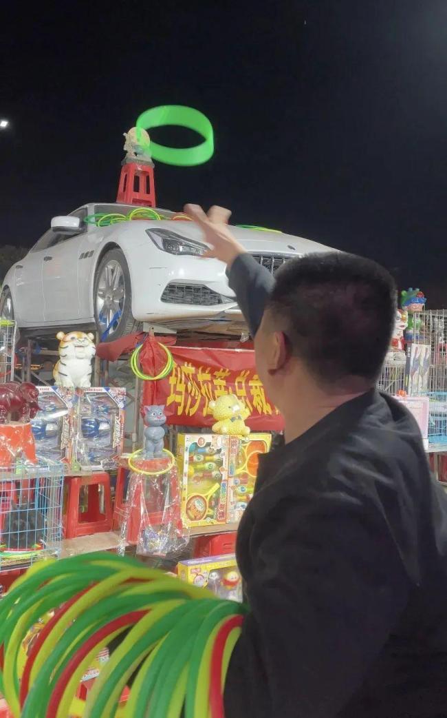 专程开车来套圈 幸运与技巧并存k8凯发国际套中玛莎拉蒂男子称